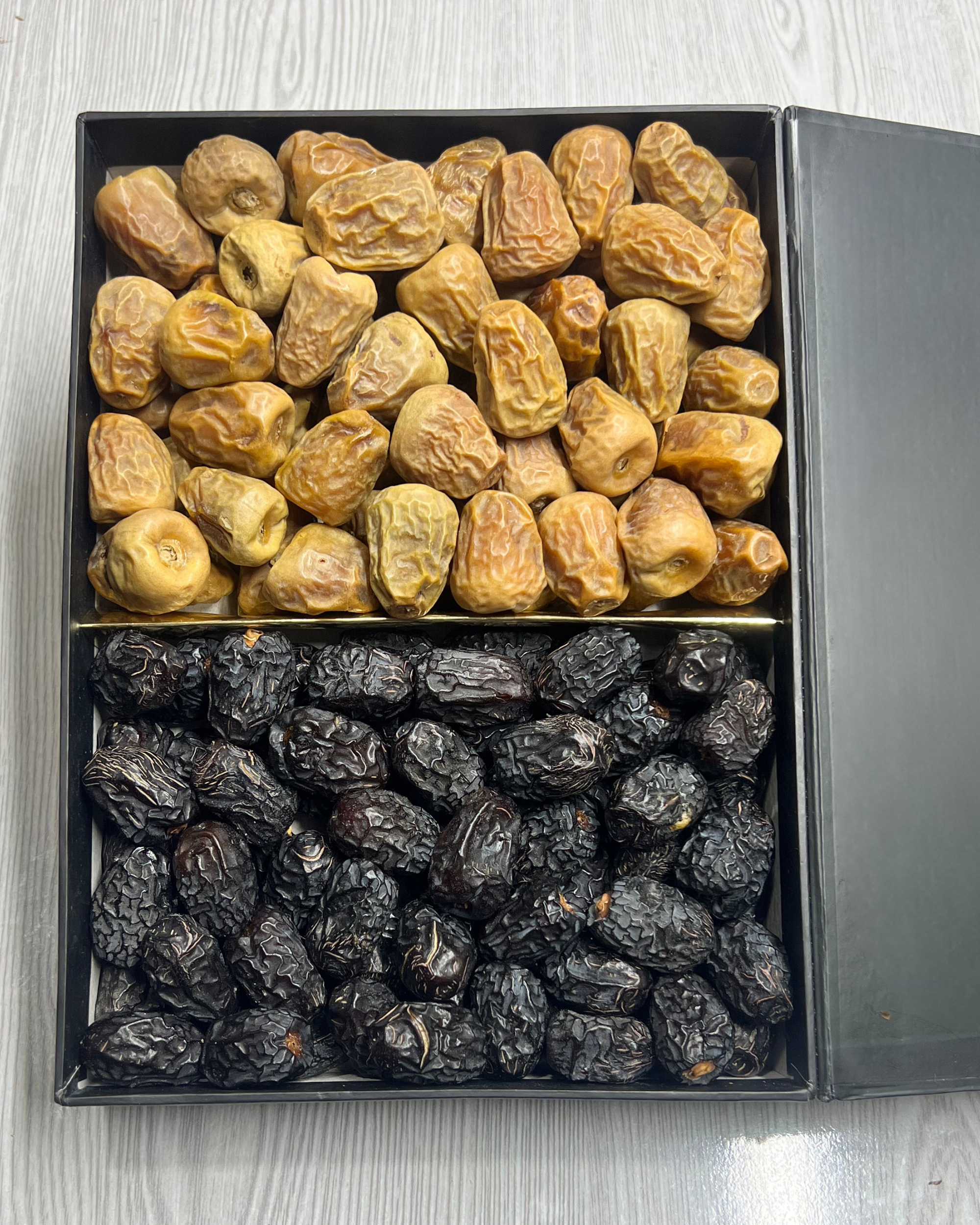 Fresh 2 Kg Dates Madina Family With Free 2 Bottle Abe Zam Zam